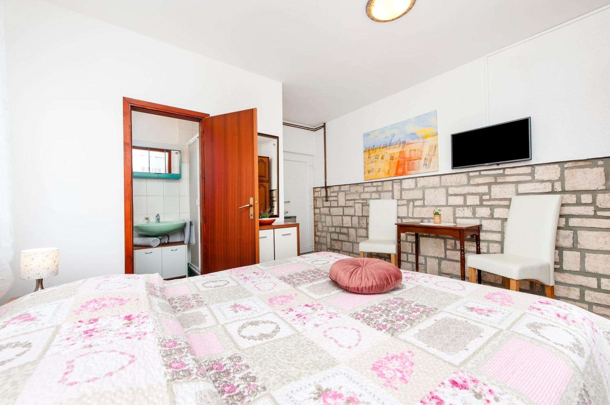 Apartments And Room Silvana Rovinj Eksteriør bilde